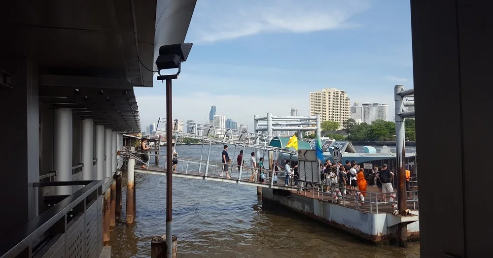 ท่าเรือราชวงศ์ : อาคารด้านนอก