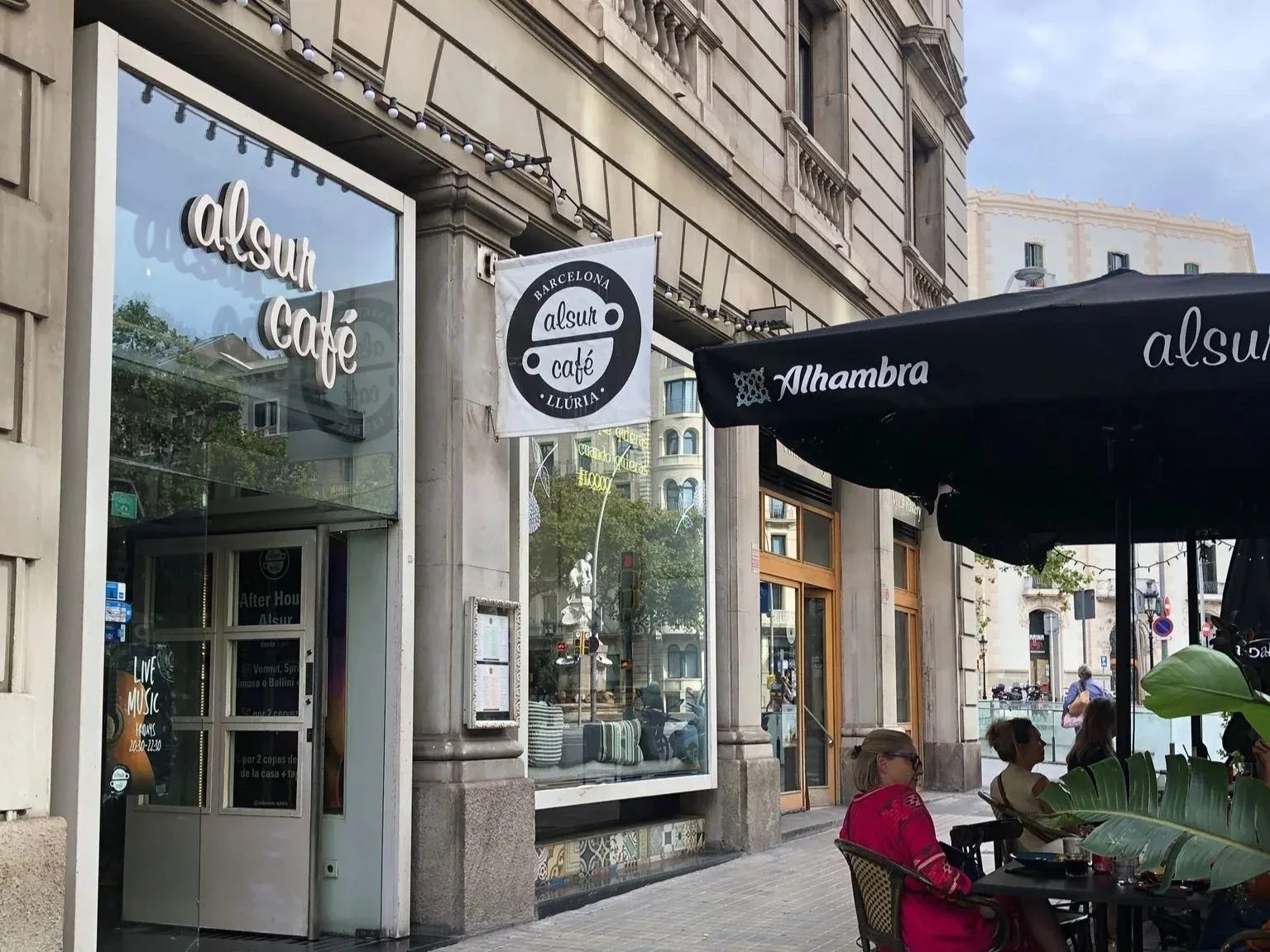 The cafe facade and outdoor seating at Alsur Café Llúria