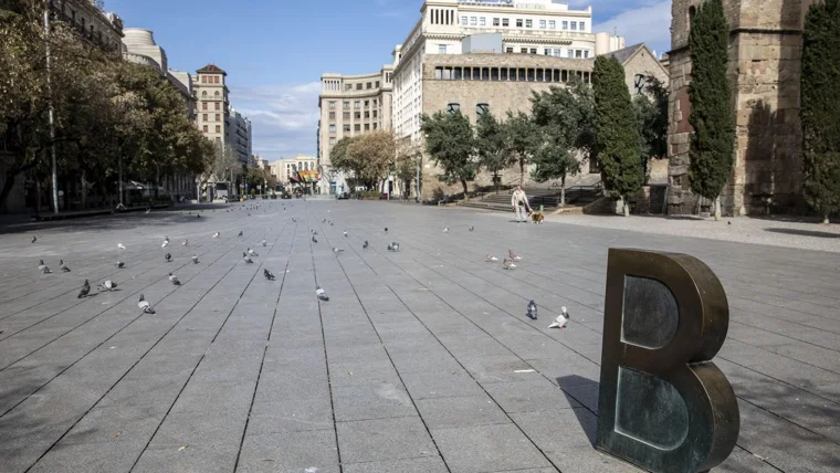 The broad pedestrian avenue beside the cathedral at Avinguda de la Catedral