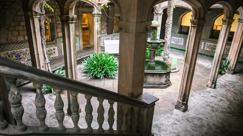Casa de l’Ardiaca: the stone courtyard, fountain and arcaded balcony