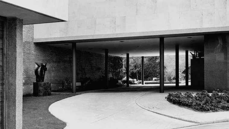 A black-and-white view of the modernist entrance and courtyard at Casa de l’Arquitectura de Barcelona