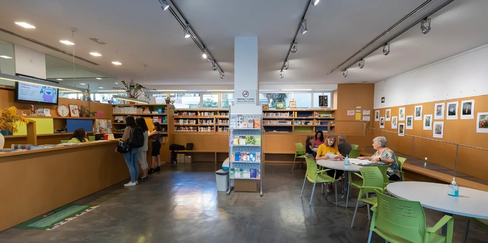 Casal de Barri Bac de Roda-Poblenou: community centre cafe and information area