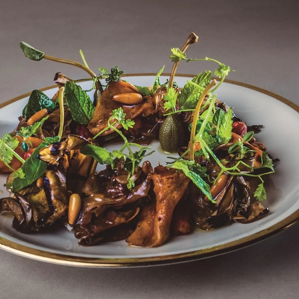 Dos Pebrots: plated vegetables and herbs