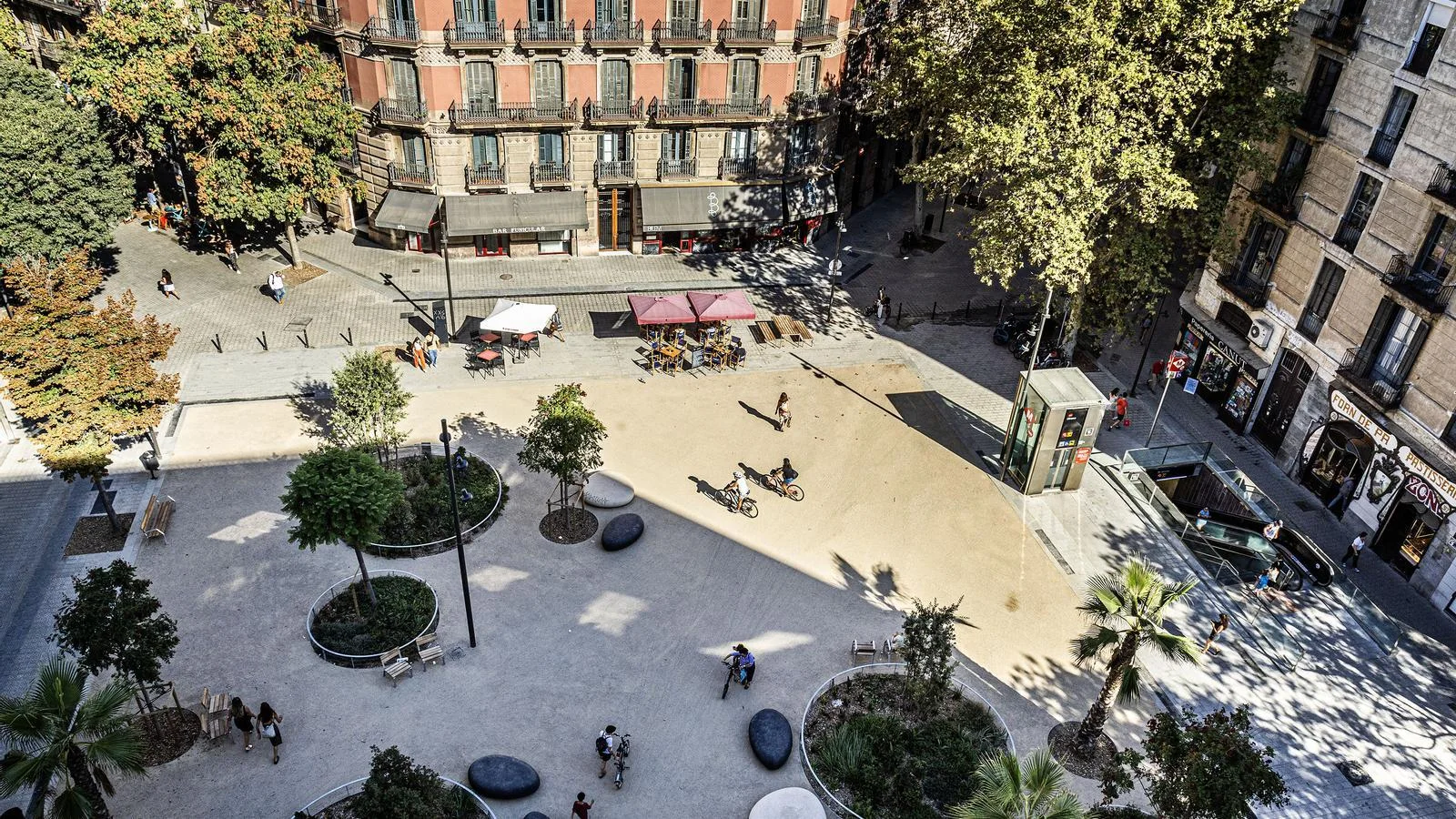 Girona and Consell de Cent: the tree-lined pedestrian plaza and seating areas