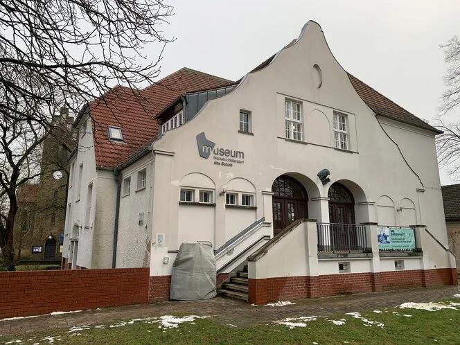 A white museum building with a red tiled roof at Bezirksmuseum Marzahn-Hellersdorf