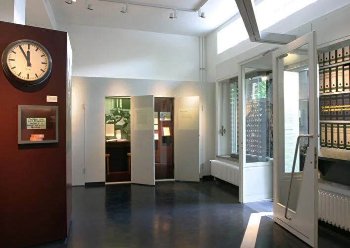 Erinnerungsstätte Notaufnahmelager Marienfelde: historic objects and displays inside the reception-camp exhibition