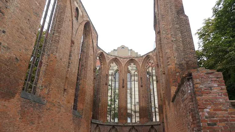 Franziskaner Klosterkirche (Ruine): tall brick walls and Gothic windows in the open-roofed church ruins