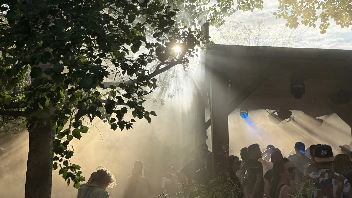 Gäste im sonnenbeschienenen Garten von OXI in Berlin