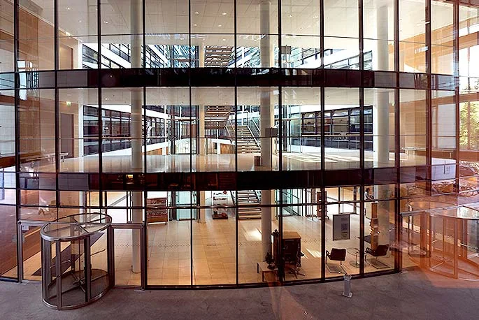 Willy-Brandt-Haus: the glass-fronted atrium illuminated in the evening