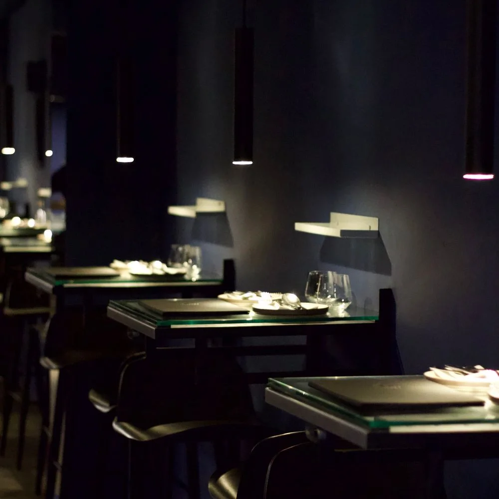 Ajo Negro: intimate dining room with individual table lights