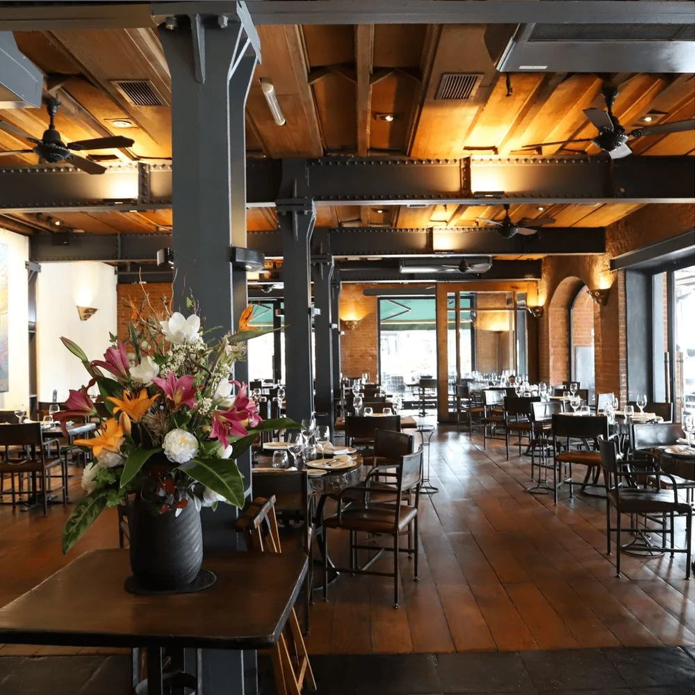 Cabaña Las Lilas: spacious dining room with timber beams