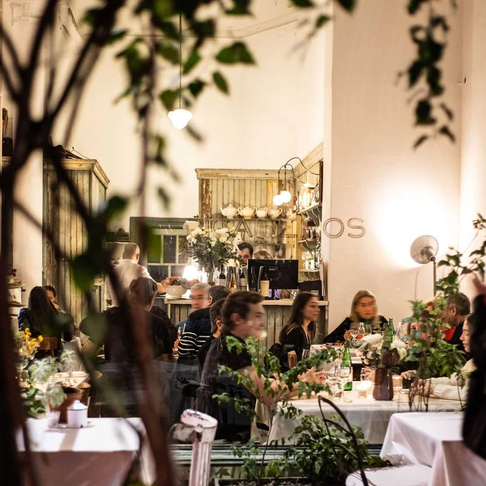 Caseros: dining room with plants and set tables