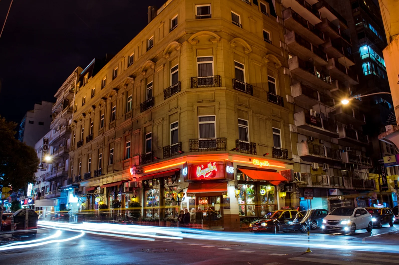 Chiquilín: the traditional restaurant on its illuminated street corner