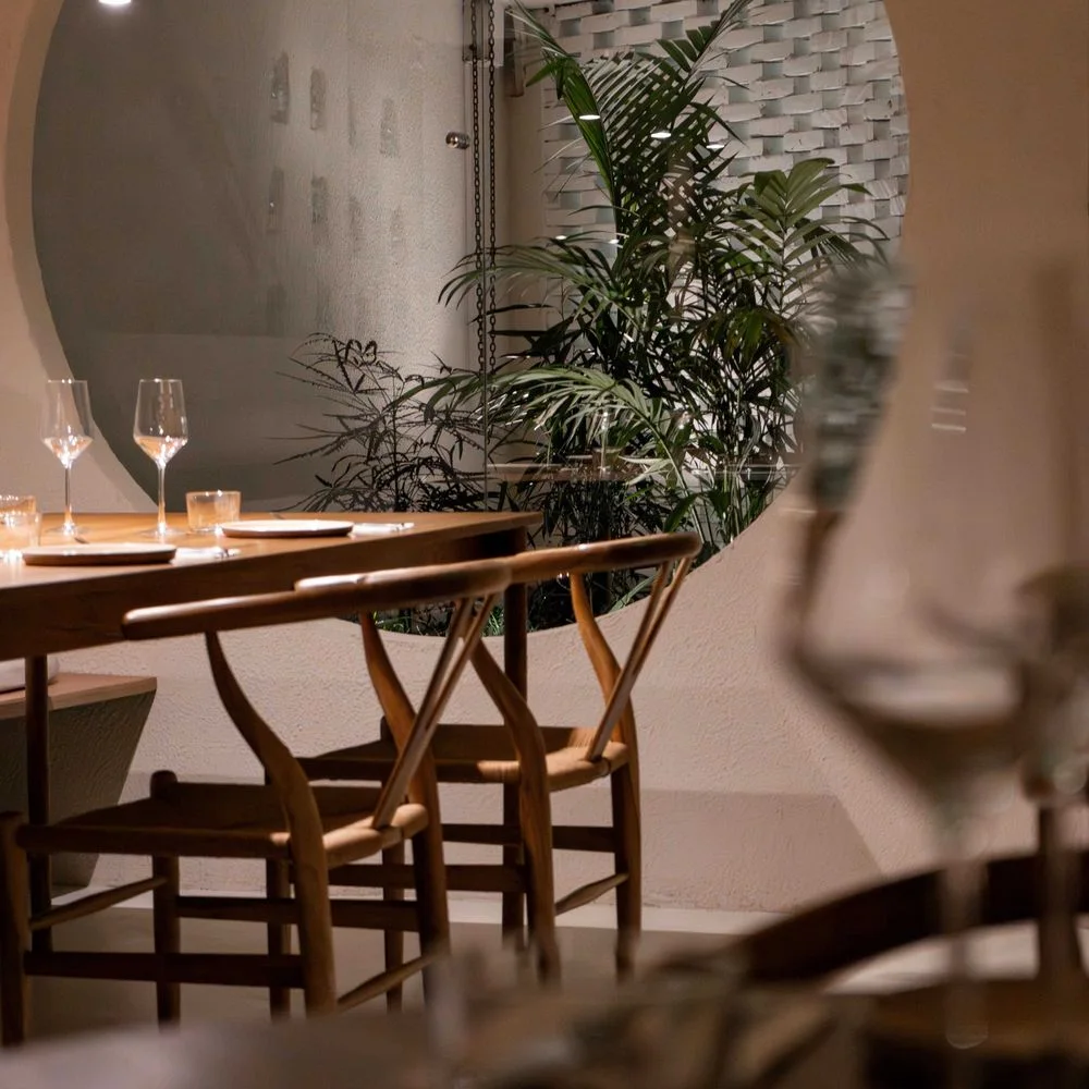 Horta: light dining room with flowers and set tables