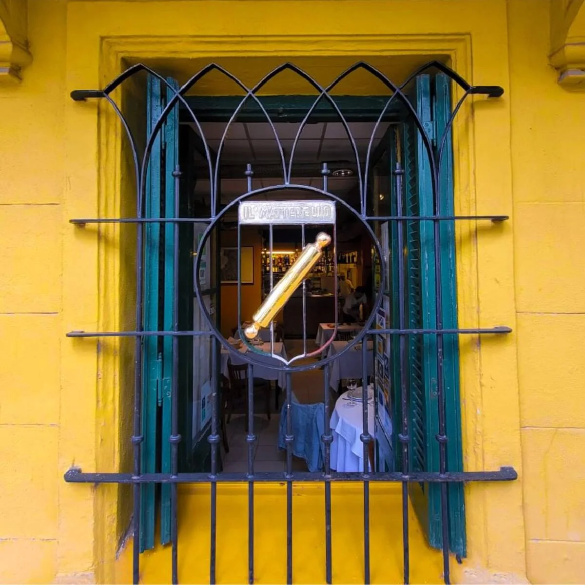 Il Matterello La Boca: the yellow facade and blue-framed window