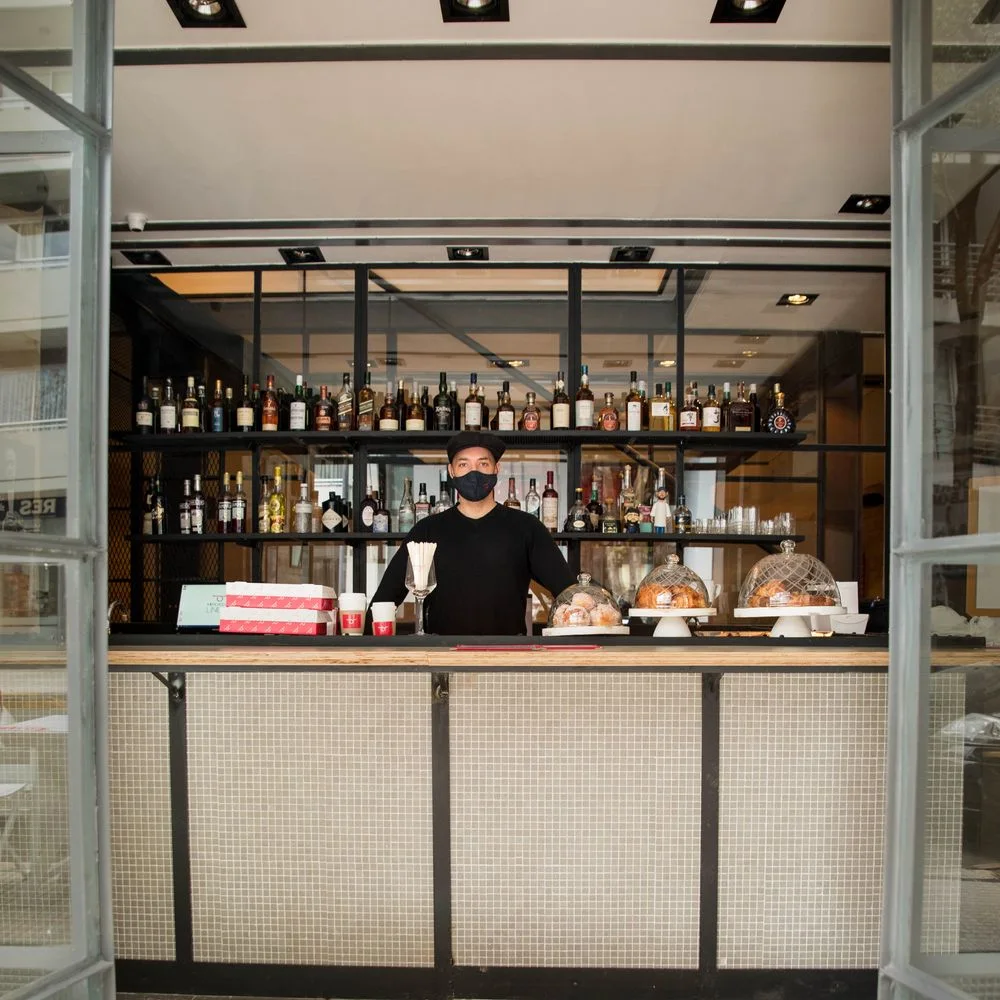 Mercado de Liniers: service counter and dining room