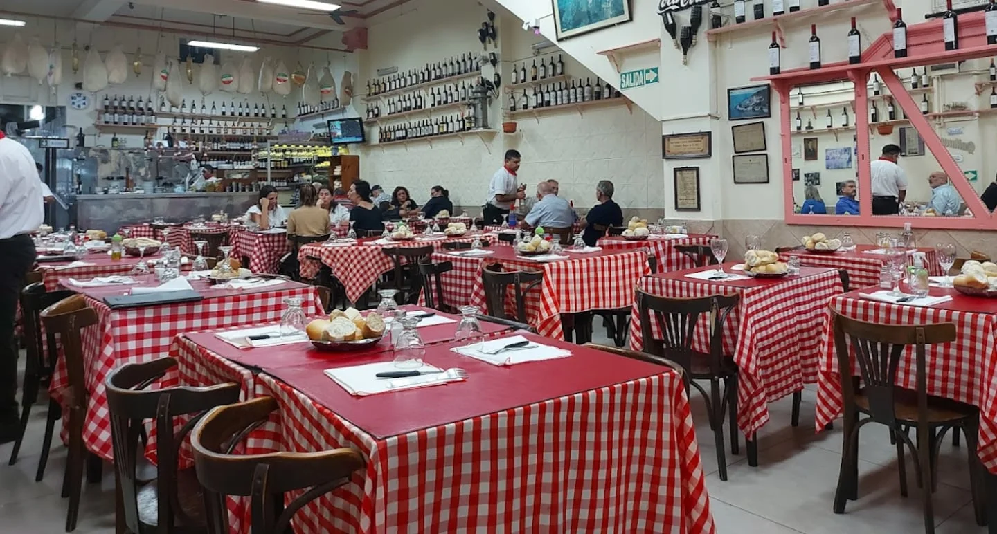 Spiagge di Napoli: the traditional dining room with red checkered tablecloths