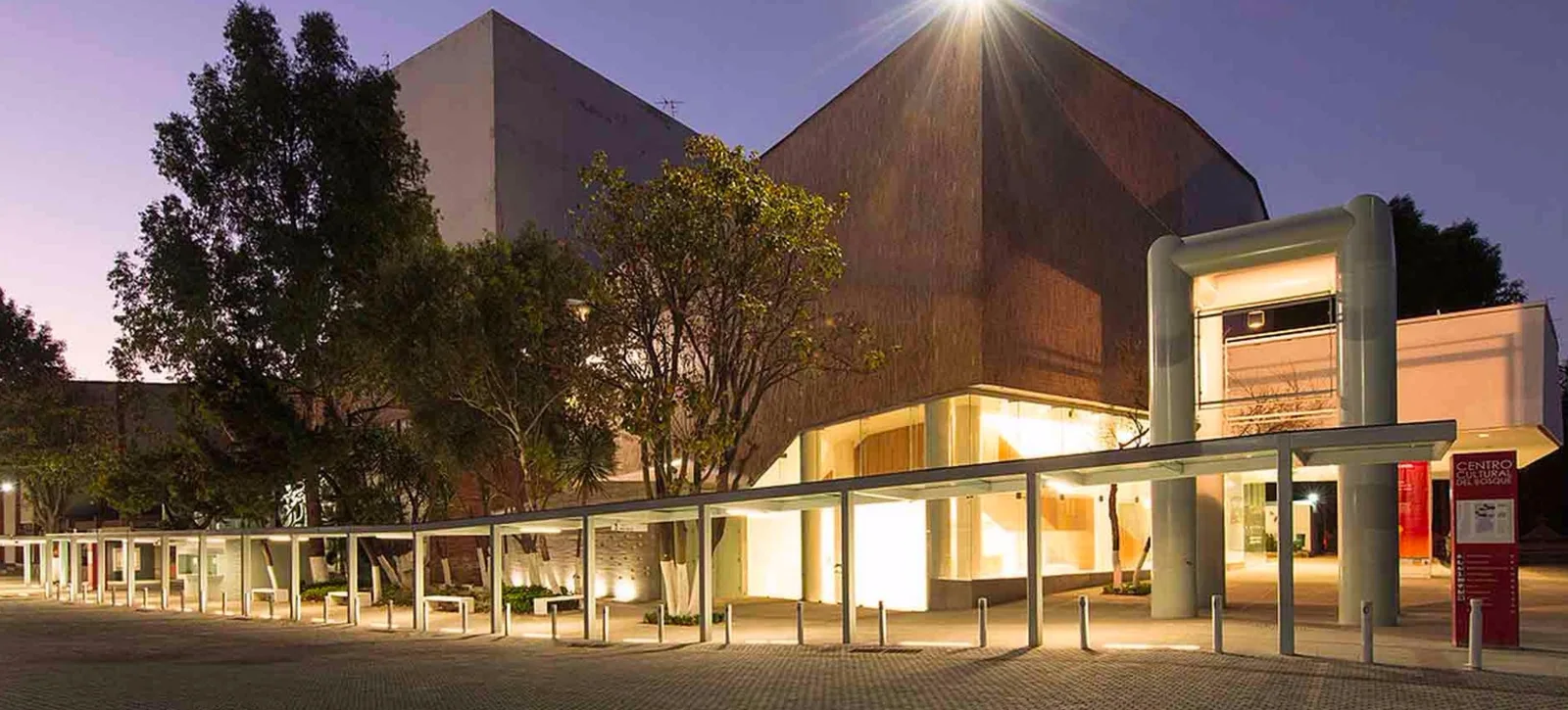 The cultural centre illuminated at night at Centro Cultural del Bosque (CCB)