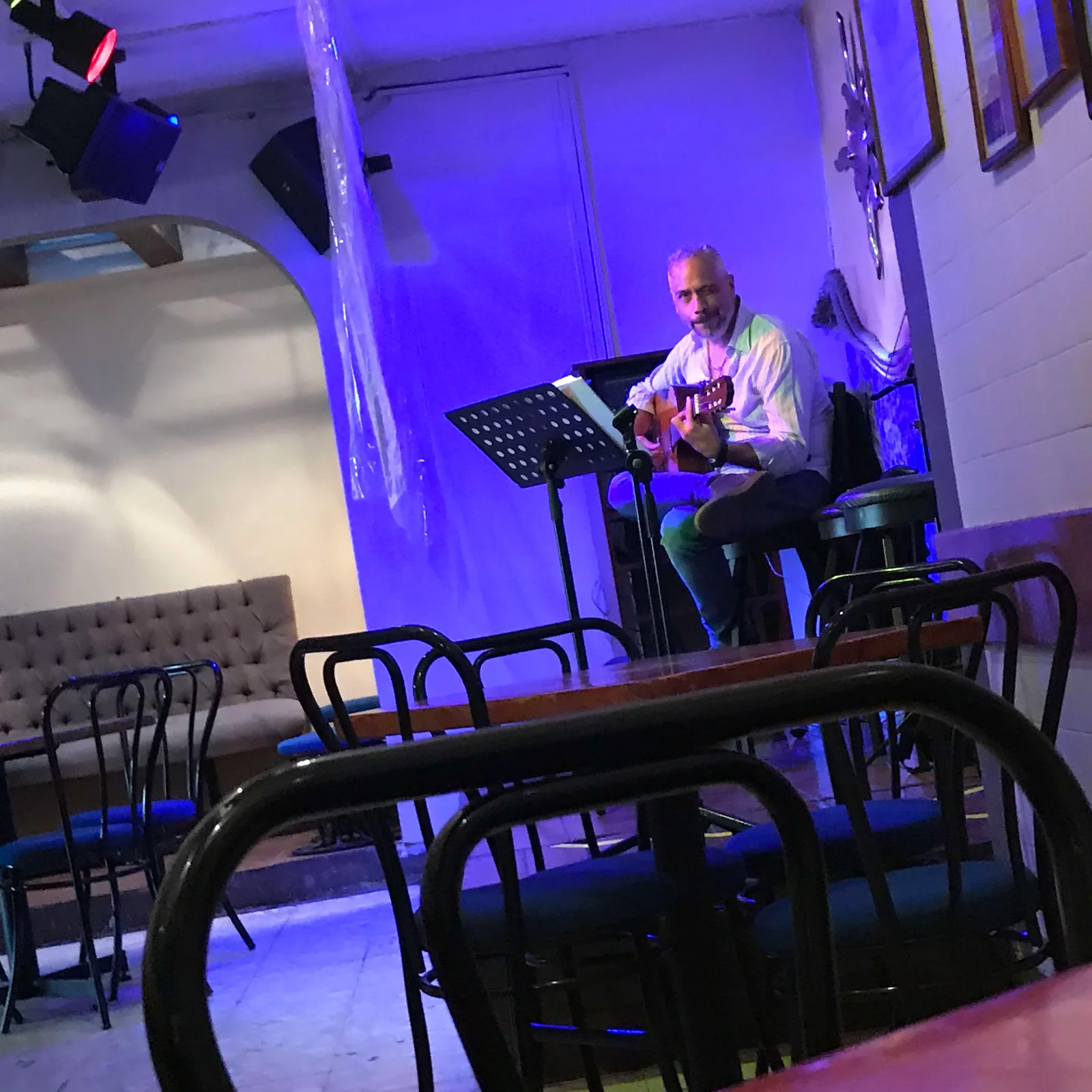 Una actuación de guitarra en vivo en El Breve Espacio, Lindavista, Ciudad de México