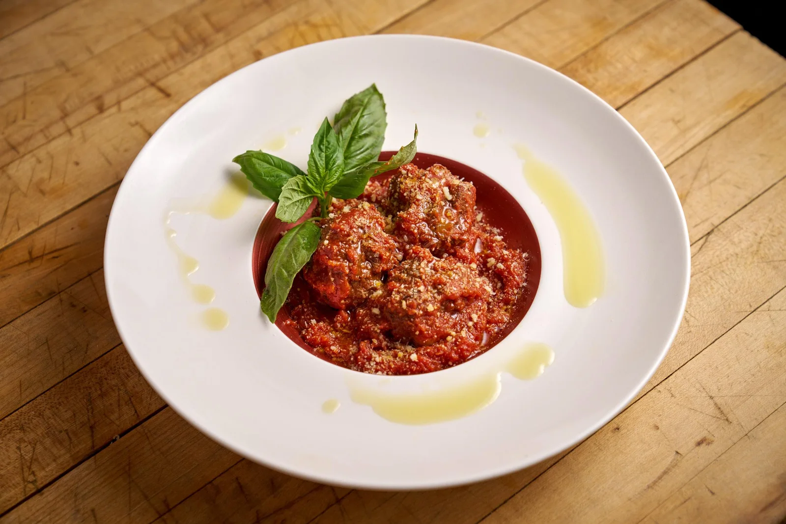 Kesté: freshly prepared dish with tomato sauce and basil