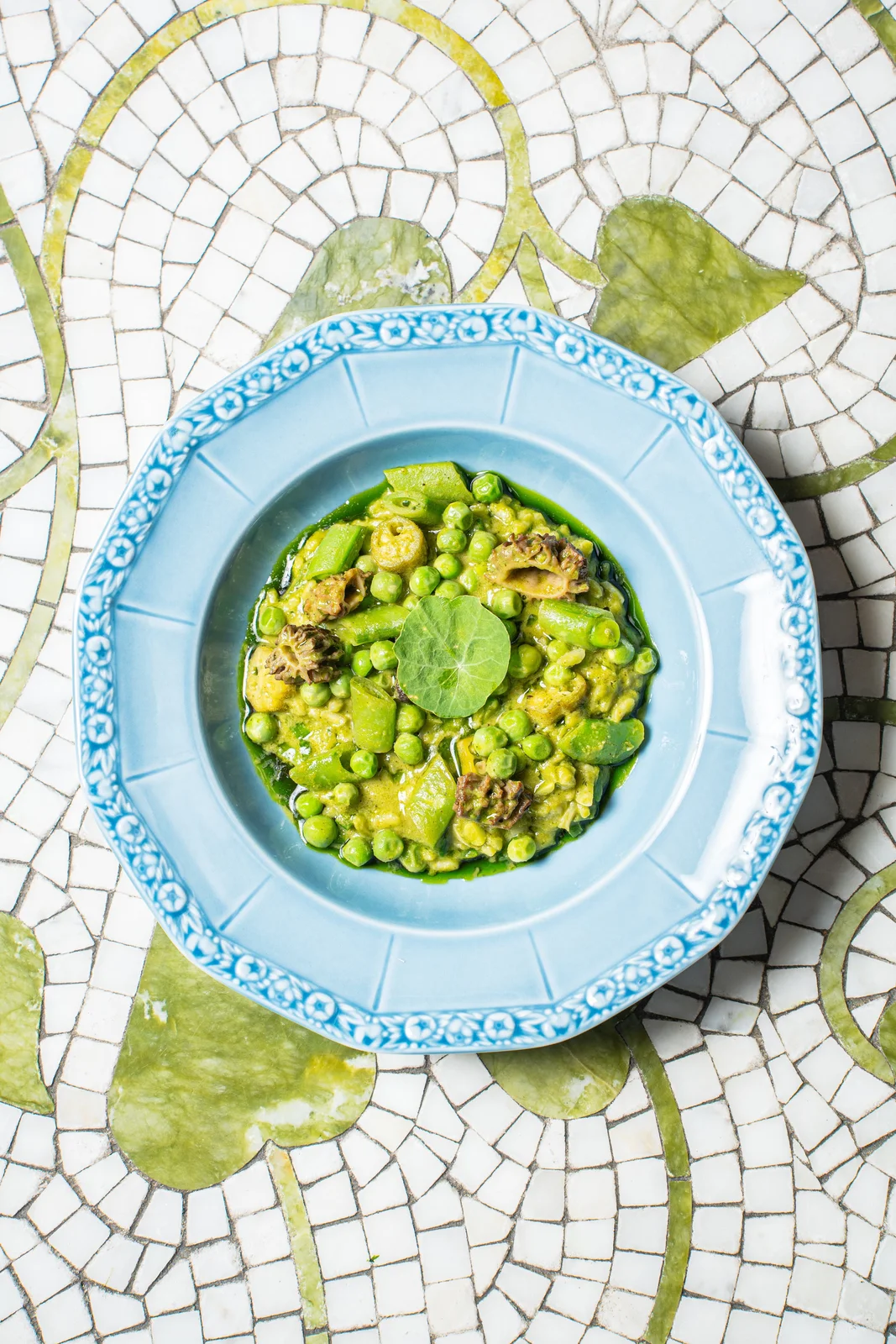 Maison Passerelle: pea risotto on a blue-edged plate, shown on its official website