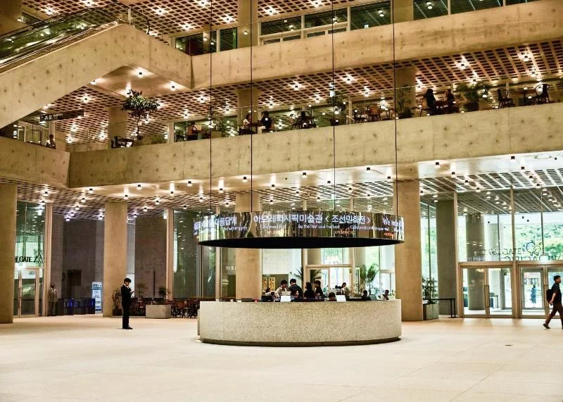 Amorepacific Museum of Art: spacious museum lobby and reception