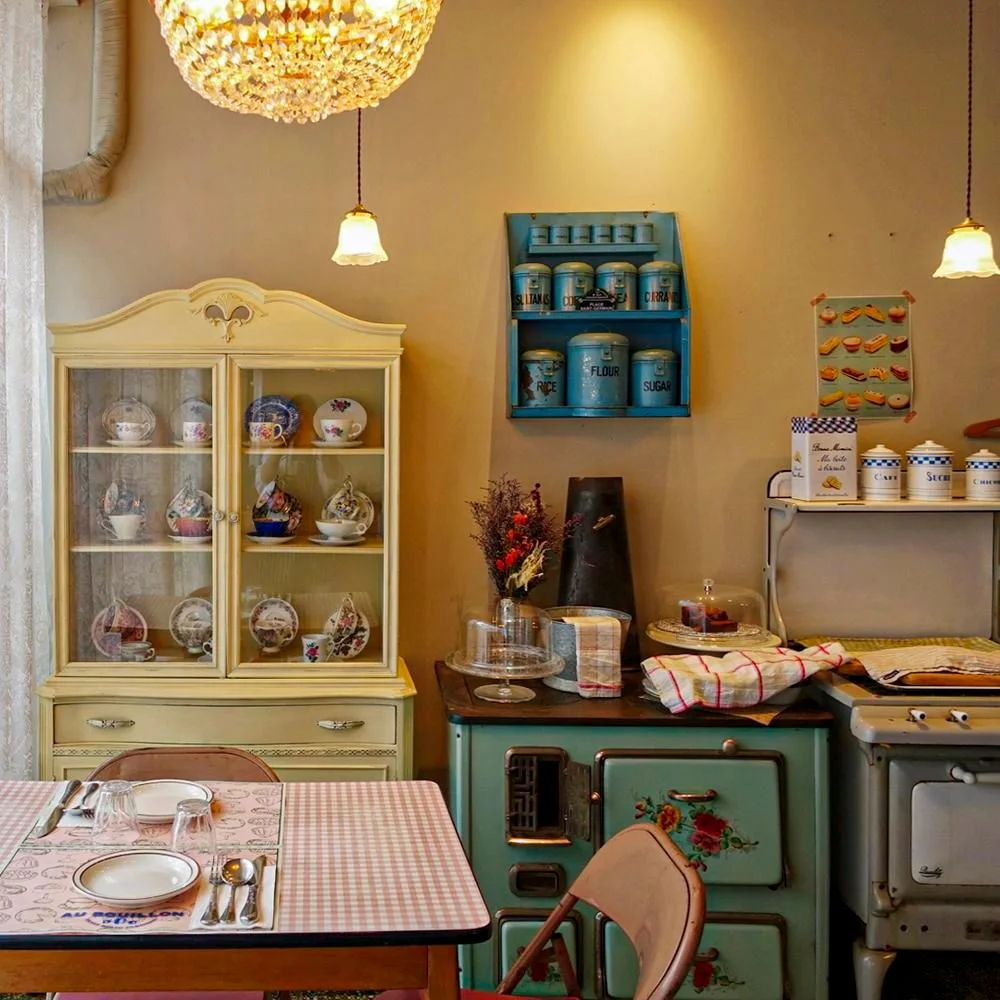 Au Bouillon: warm bistro dining room
