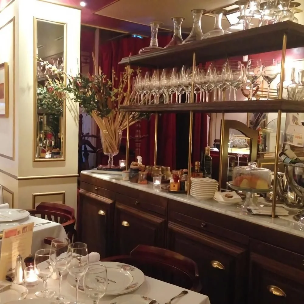 Bistrot de Yountville: a mirrored bistro dining room with shelves of glassware