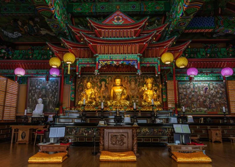 Daegaksa Temple: decorated temple hall and altar