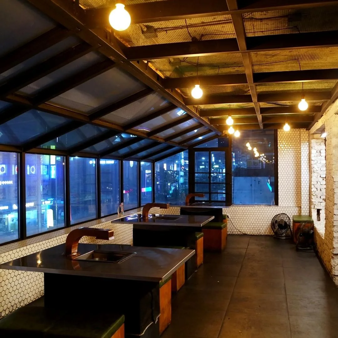 Geumdwaeji Sikdang: barbecue dining room beside large windows