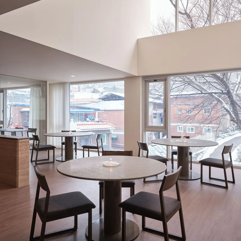 Gigas: dining room with corner windows