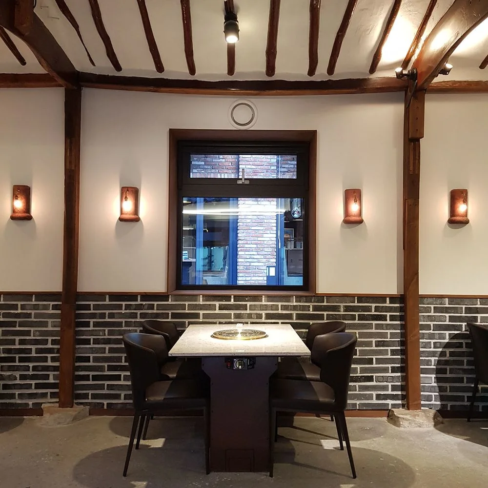 Gom Ba Wie: round dining table in a traditional room