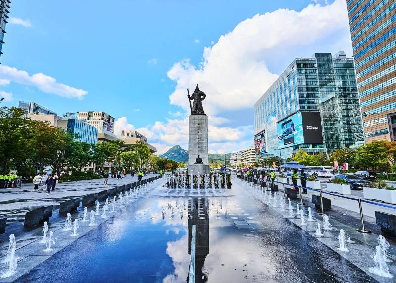 Gwanghwamun Square: square with fountains and monument