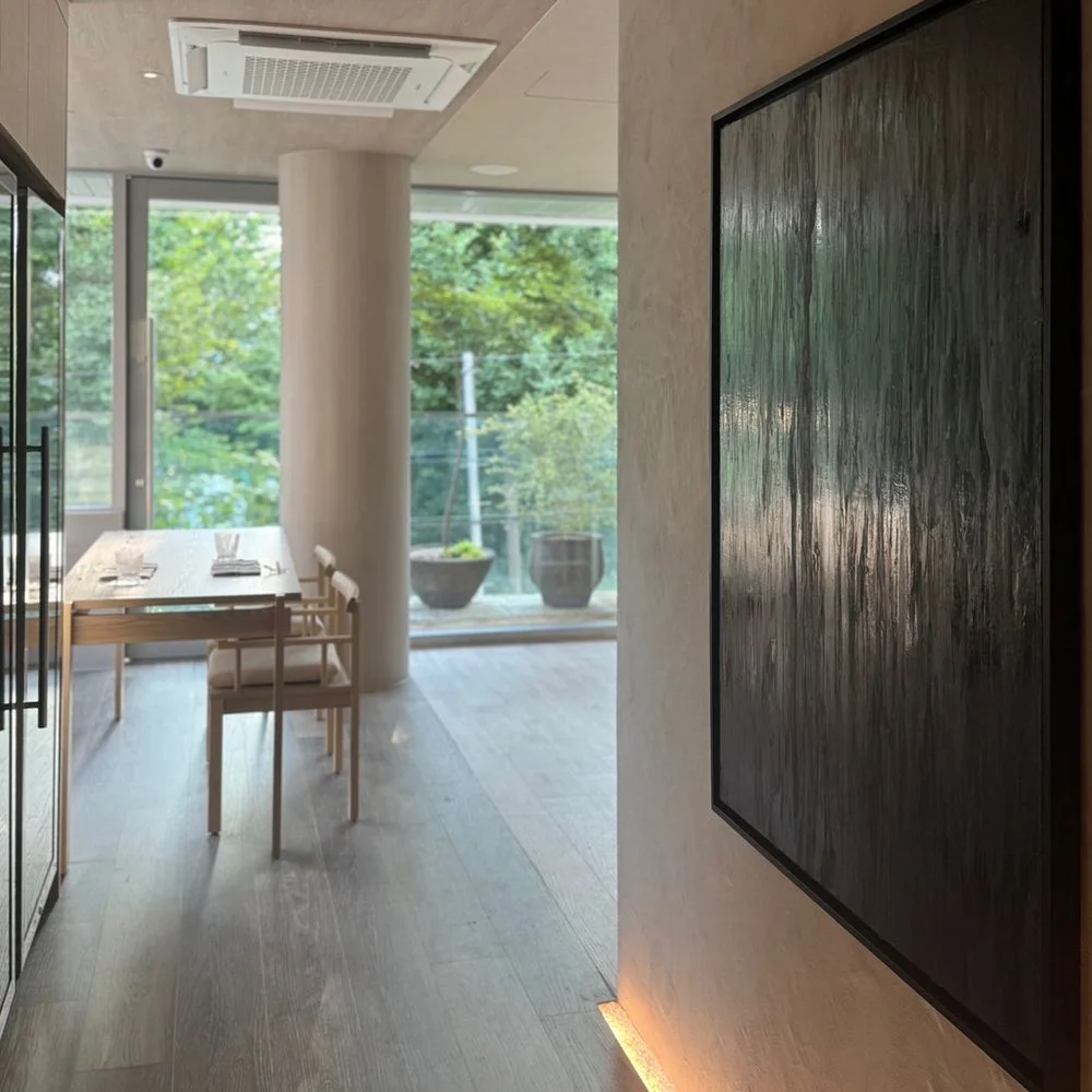 Hakusi: light dining room and window