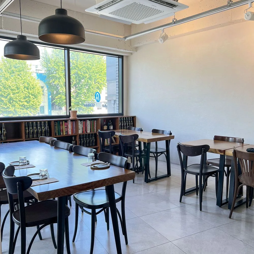 HORAPA: sunny dining room with greenery outside