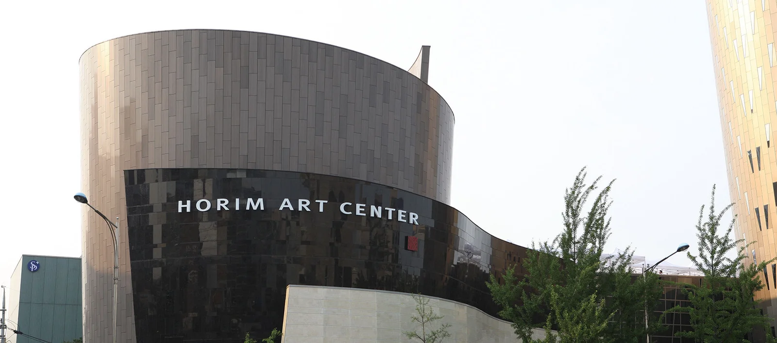 The curved facade and art centre entrance at Horim Museum, Sinsa
