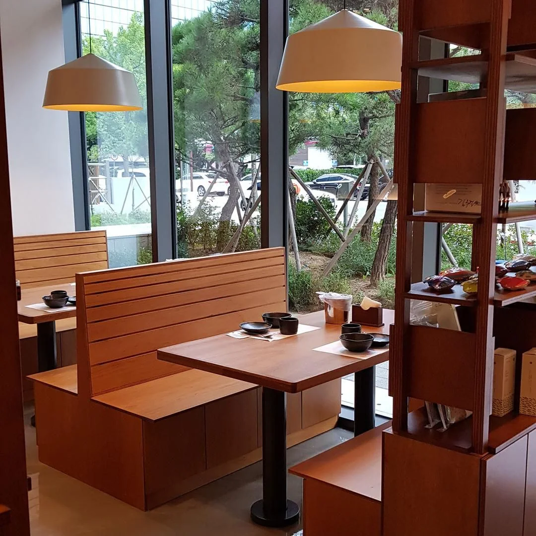 Hwa Hae Dang: wooden booths beside large windows
