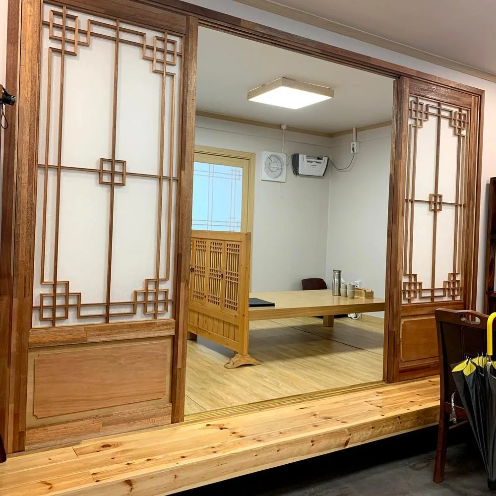 Hwanggeum Kongbat: traditional dining room with wooden screens