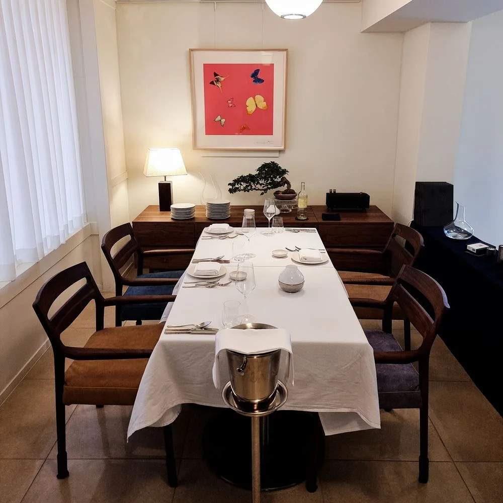 Il Vecchio: set dining table with white linen