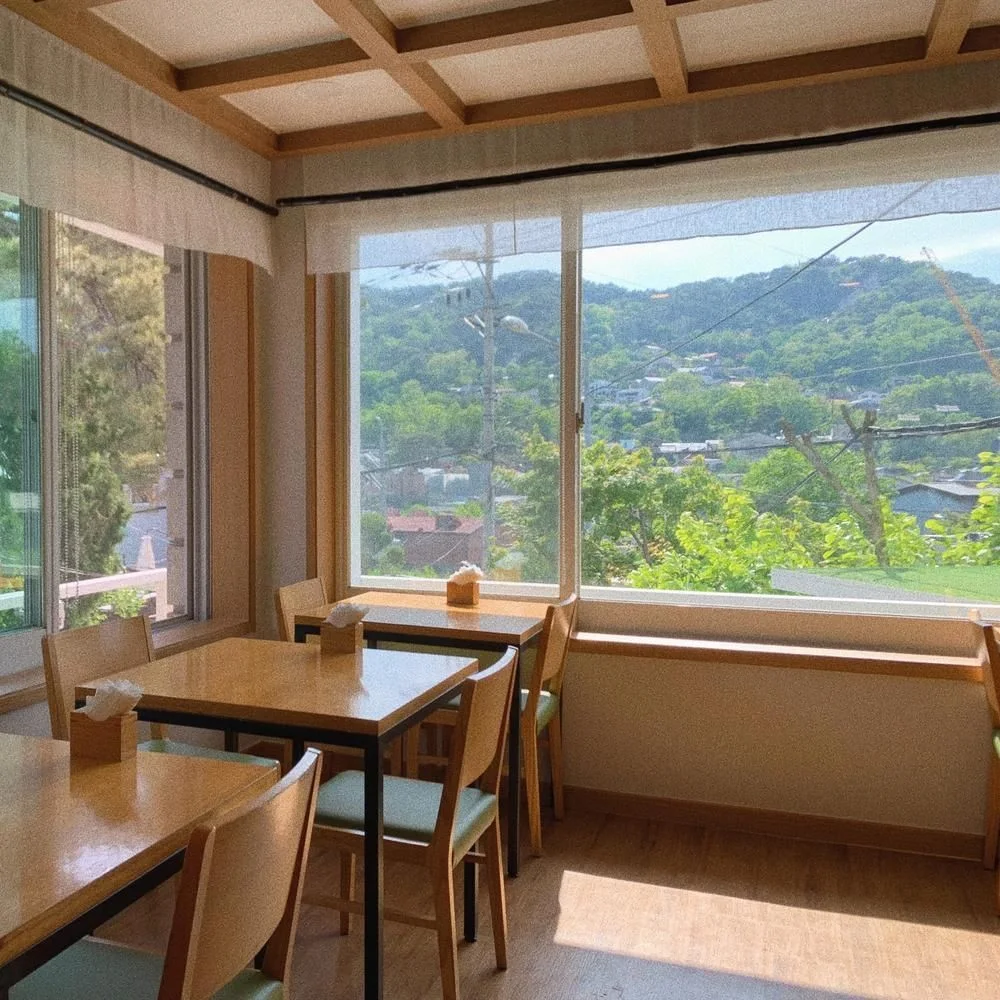 Jaha Son Mandu: wooden dining room with hillside views