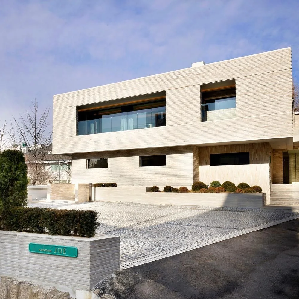 JUE: modern restaurant building