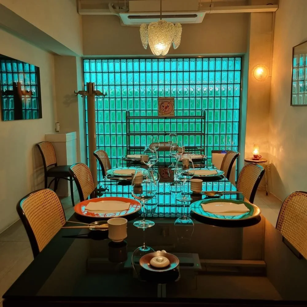 Kojacha: set table and blue window screens