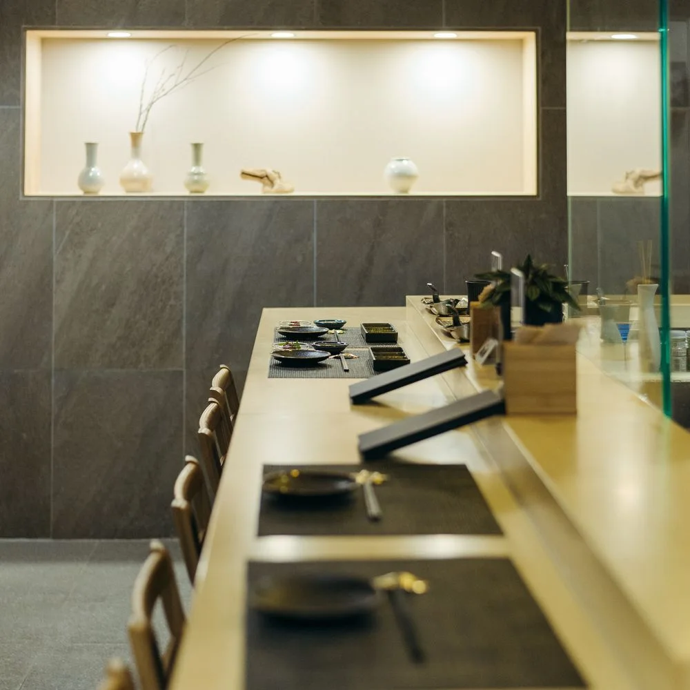 Kushi Kawa: wooden dining counter