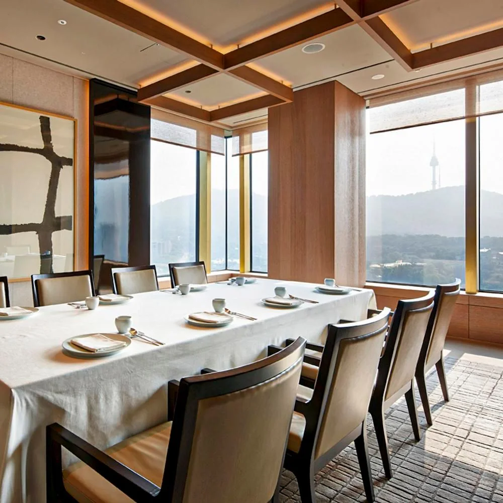 La Yeon: private dining room with skyline views