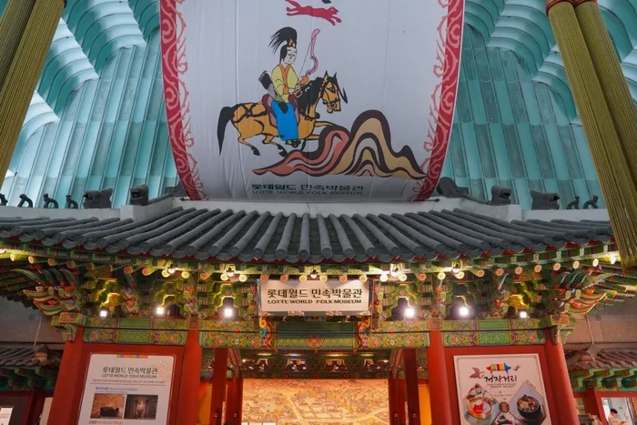 Lotte World Folk Museum: the traditional Korean entrance and colourful roof decorations