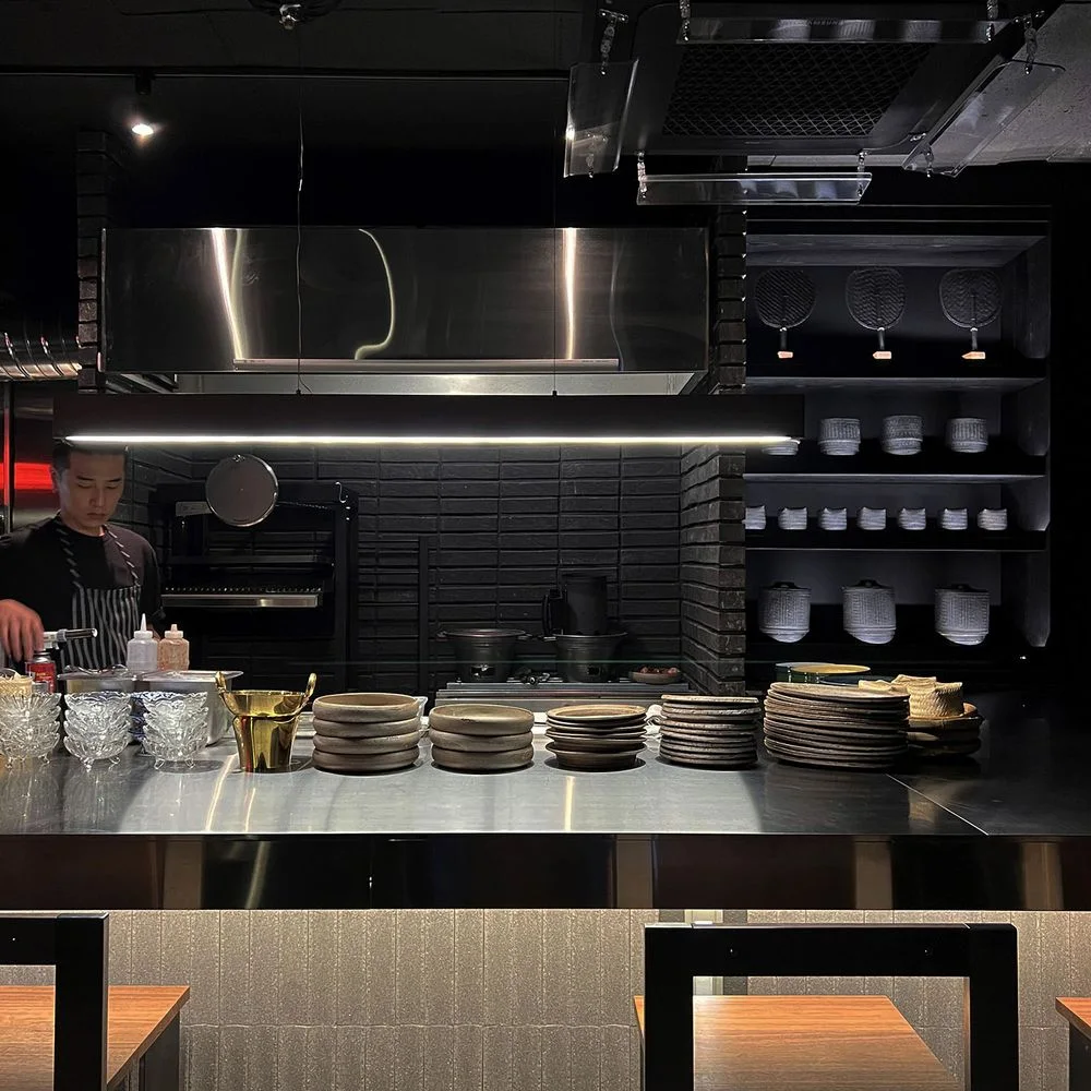 Manao: dining counter and open kitchen