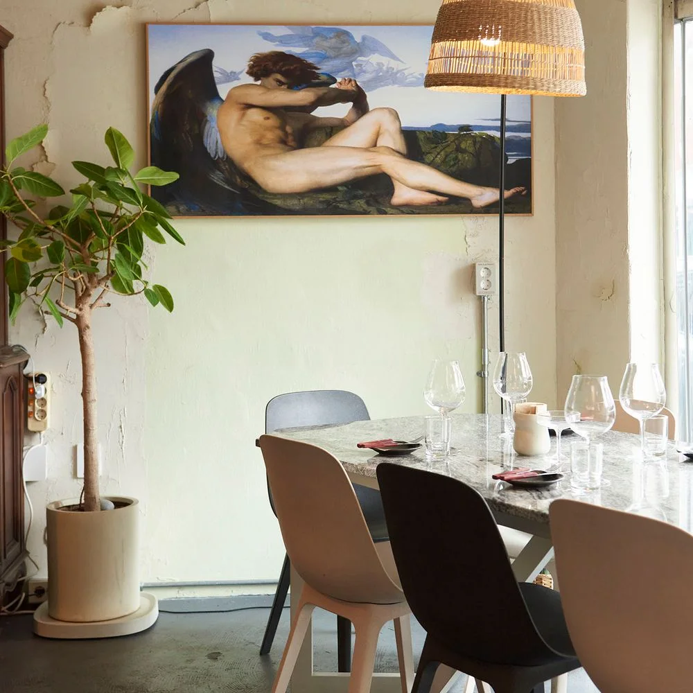 Mattdol: light dining room with artwork