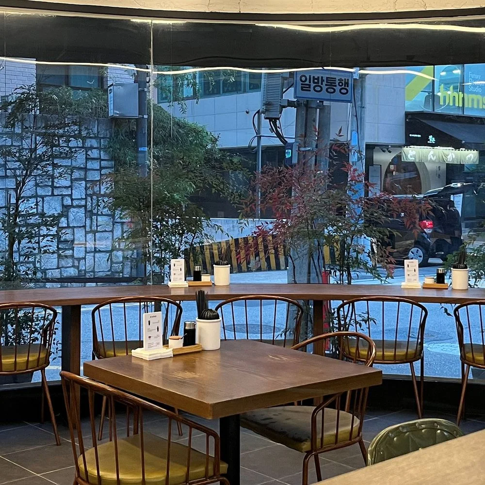Mimi Myeonga: tables beside large front windows