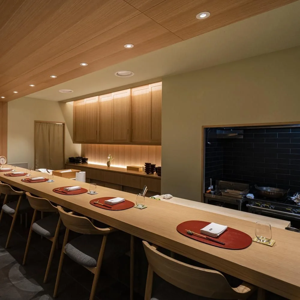 Mitou: wooden counter with set places
