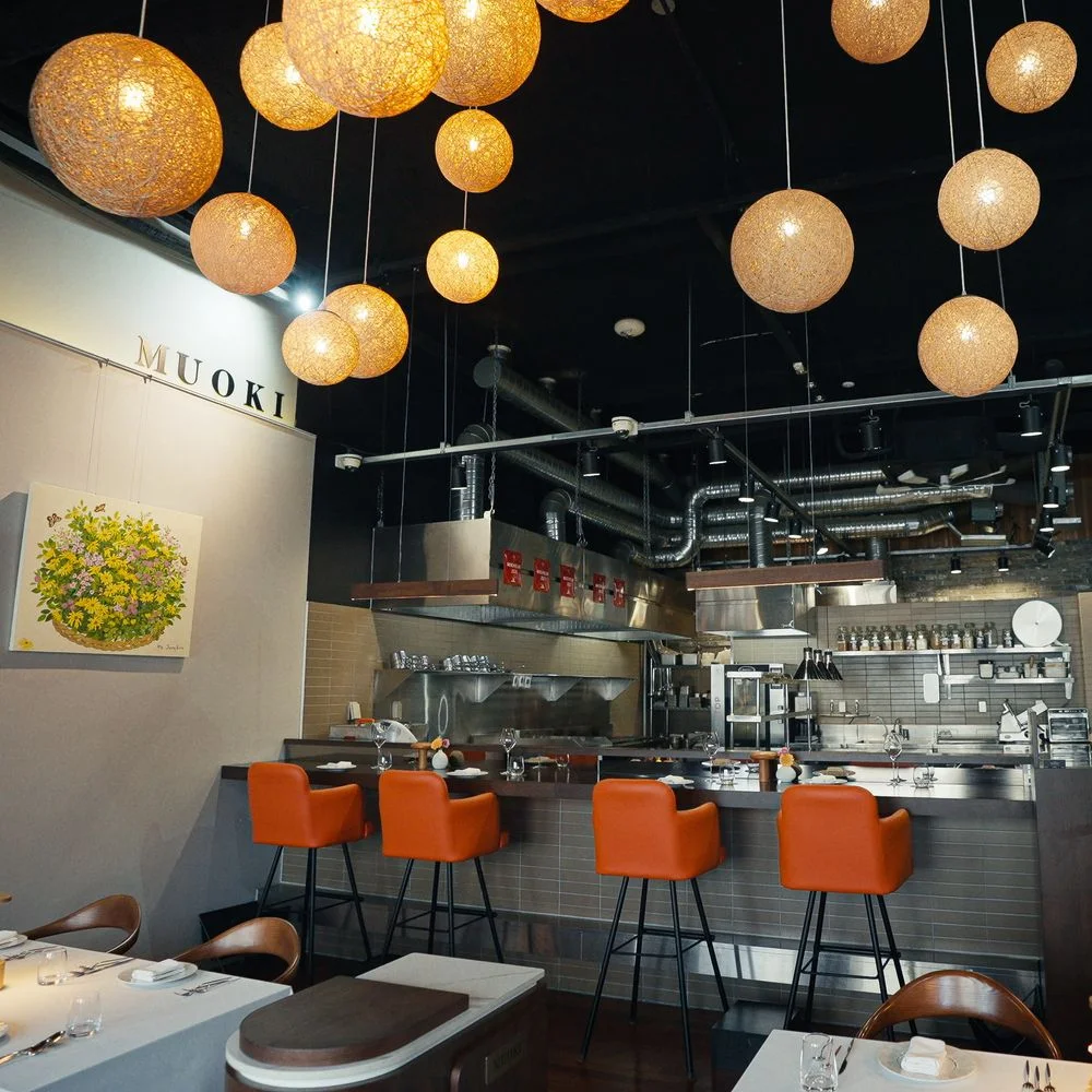 Muoki: dining room with globe pendant lights